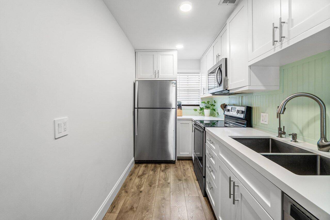 Tequesta, FL 33469,421 N Cypress DR 15