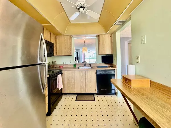 Delray Beach, FL 33446,7145 Huntington LN 102