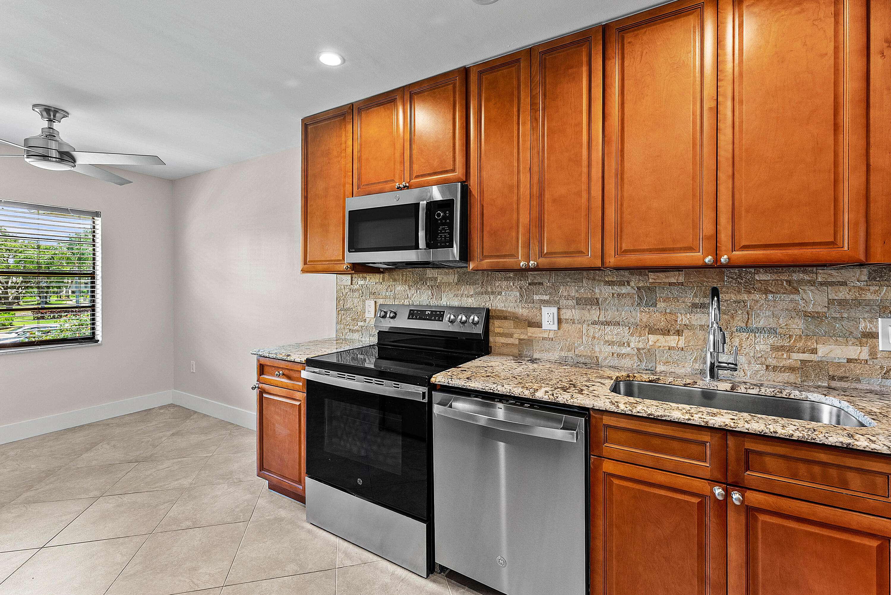Boynton Beach, FL 33436,24 Stratford DR F