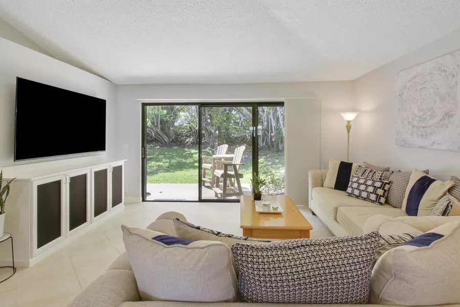 825 Club DR, Palm Beach Gardens, FL 33418