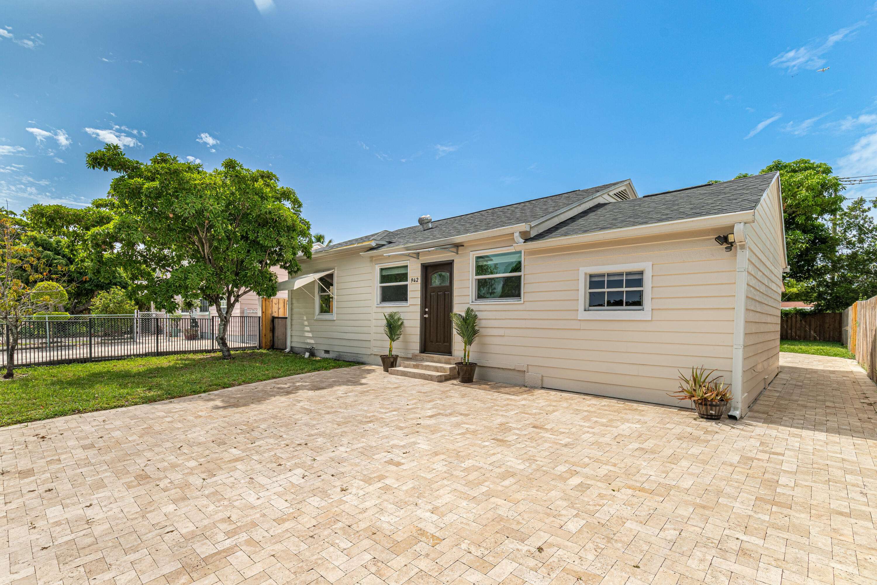 942 Sunset RD, West Palm Beach, FL 33401