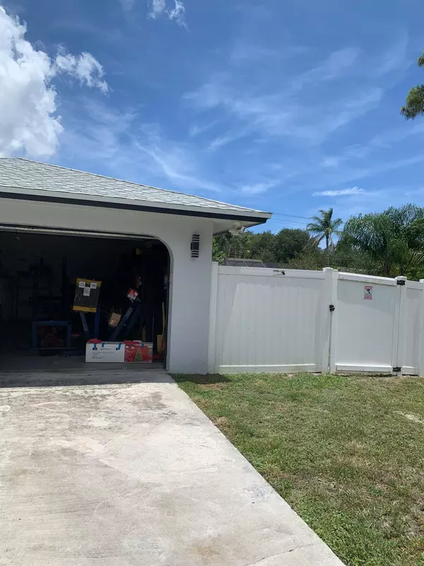 Fort Pierce, FL 34951,7904 Penny LN
