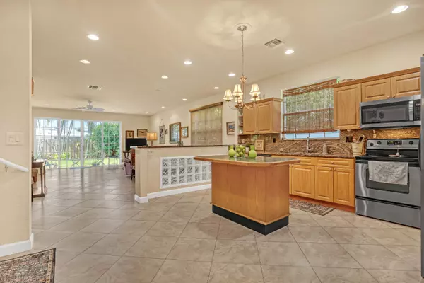 Pompano Beach, FL 33062,2560 NE 11th ST