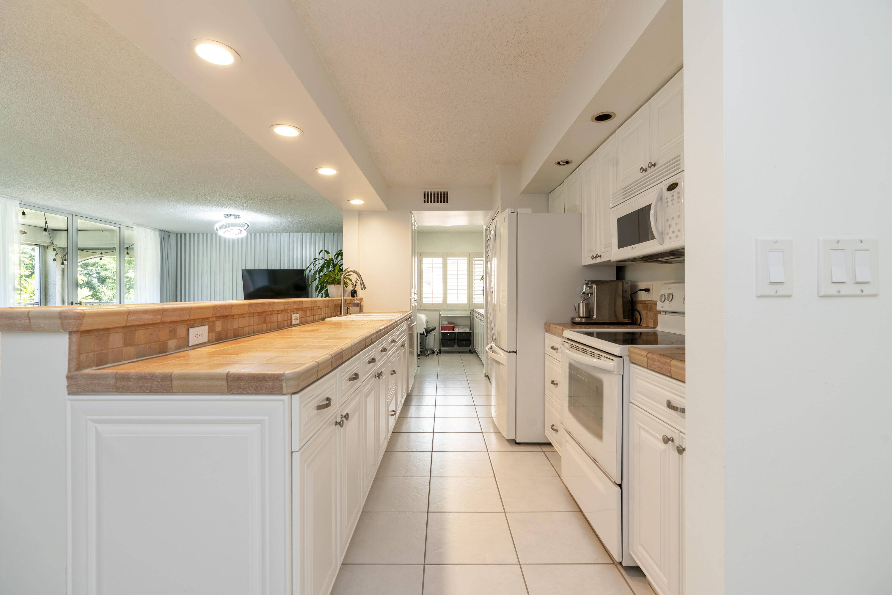 Hypoluxo, FL 33462,106 Half Moon CIR H2