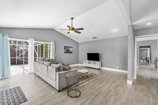 Wellington, FL 33414,1984 White Coral WAY