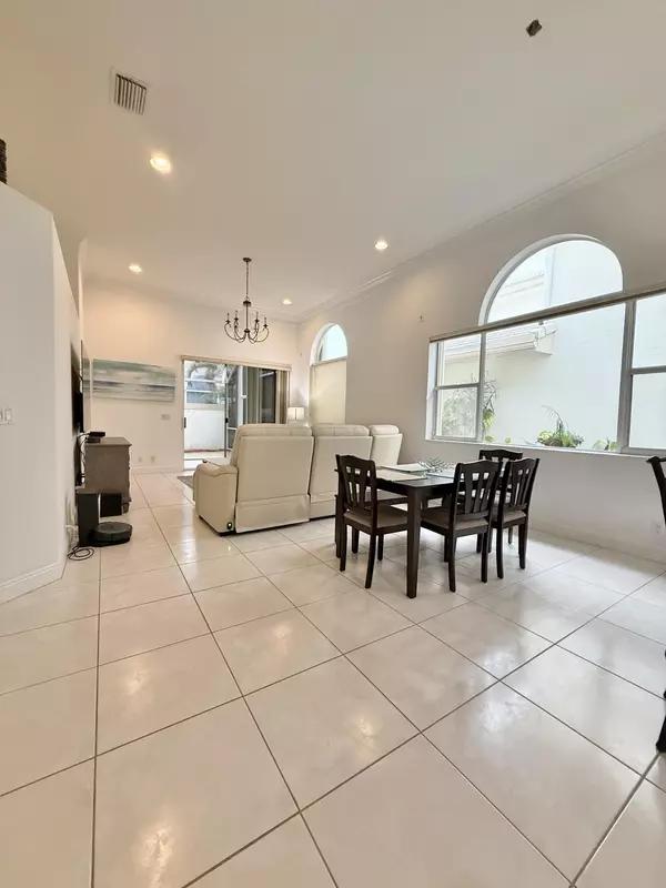 Palm Beach Gardens, FL 33418,263 W Canterbury DR
