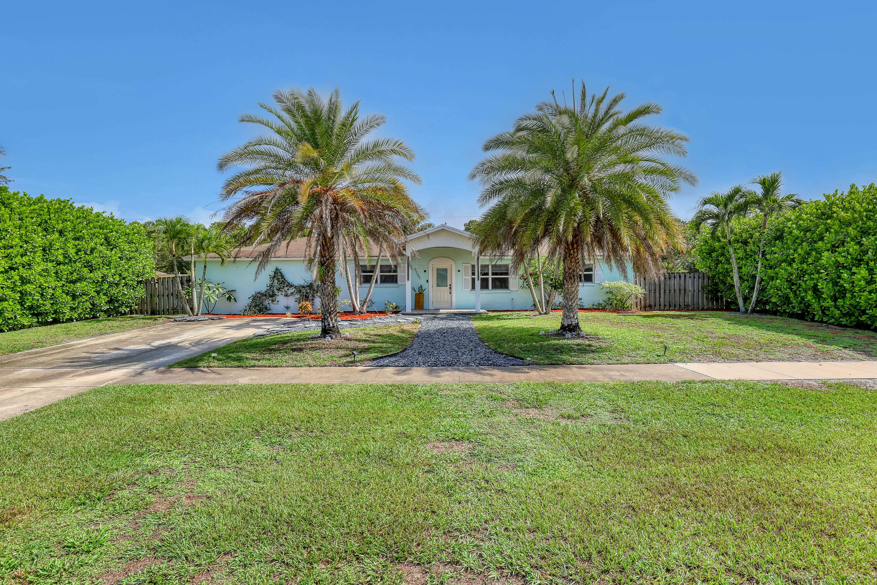 7131 Oakmont DR, Lake Worth, FL 33467