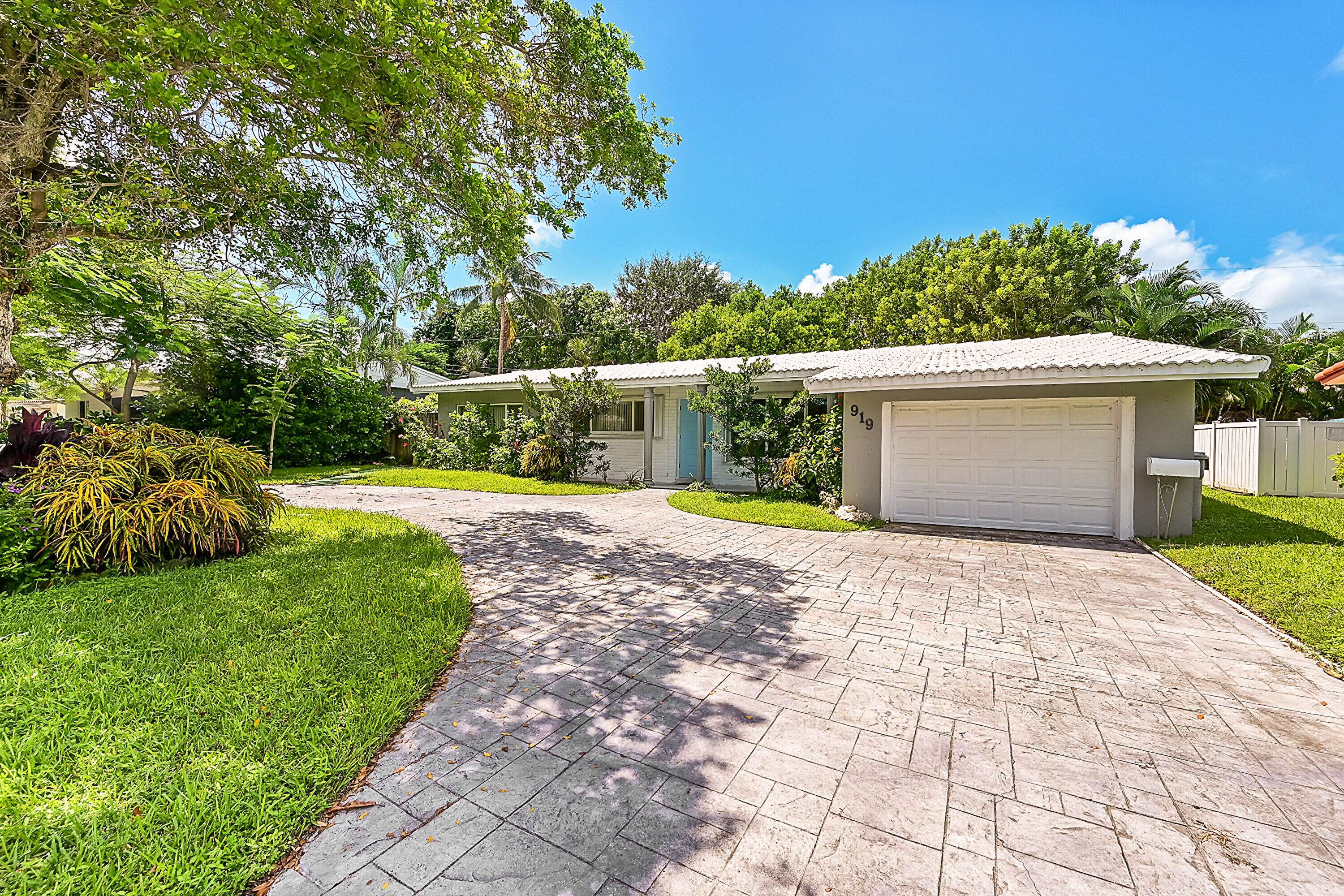 Pompano Beach, FL 33062,919 NE 26th AVE