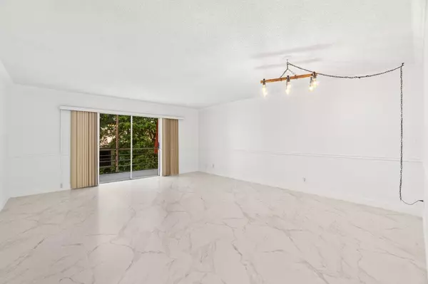 Boca Raton, FL 33428,22615 SW 66th AVE 310