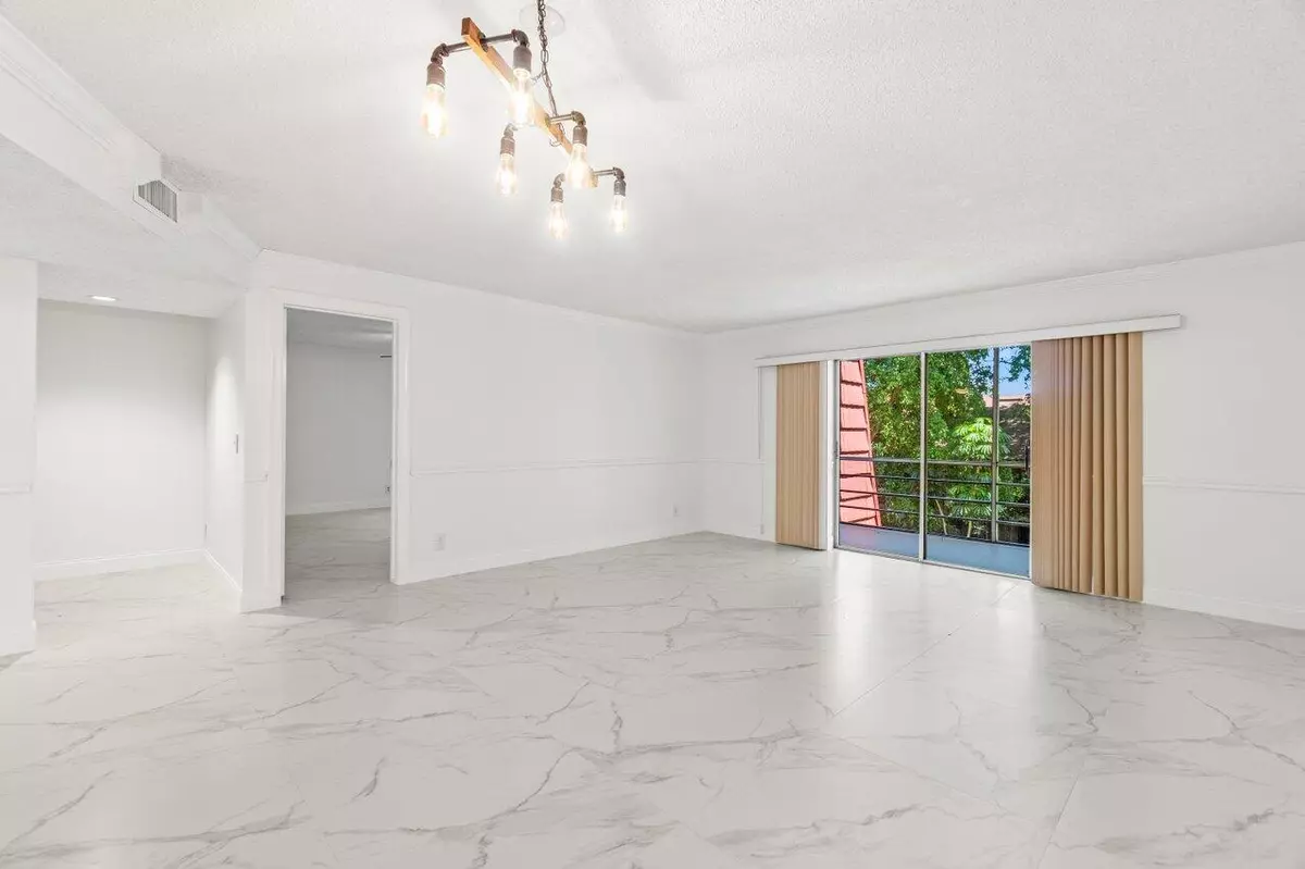 Boca Raton, FL 33428,22615 SW 66th AVE 310