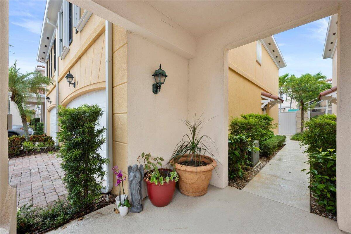 Tequesta, FL 33469,11 Live Oak CIR 11