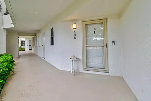 Tequesta, FL 33469,19800 Sandpointe Bay DR 108