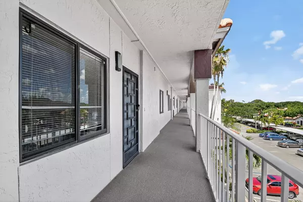 Delray Beach, FL 33484,6193 Pointe Regal CIR 402
