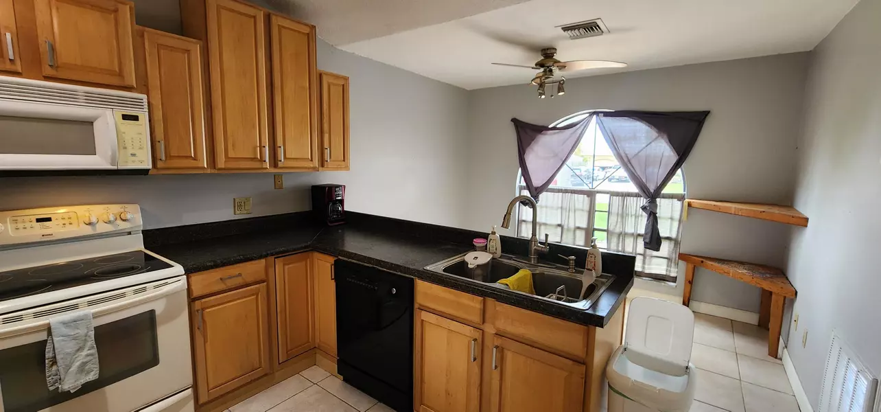 2557 SE Lyman CIR, Port Saint Lucie, FL 34952