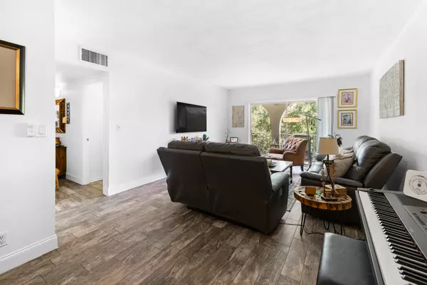 Boca Raton, FL 33431,250 NE 20th ST 3210