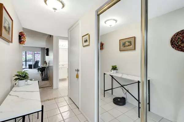 Delray Beach, FL 33445,2320 SW 22nd AVE 211