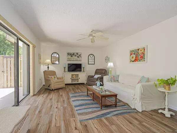 Vero Beach, FL 32960,340 S Waverly PL 8b