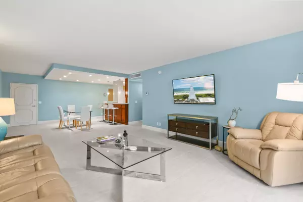 Palm Beach, FL 33480,2295 S Ocean BLVD 215