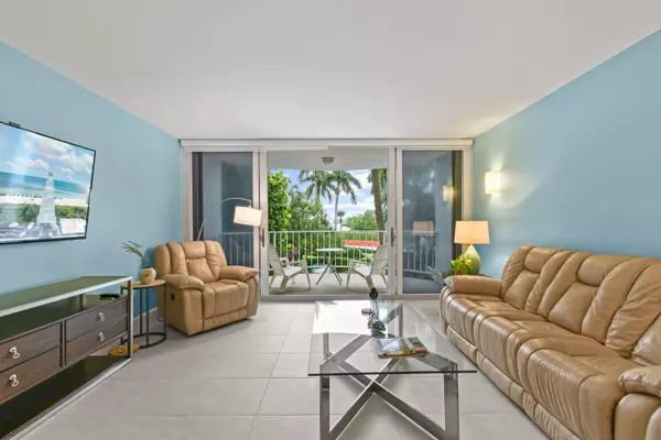 Palm Beach, FL 33480,2295 S Ocean BLVD 215