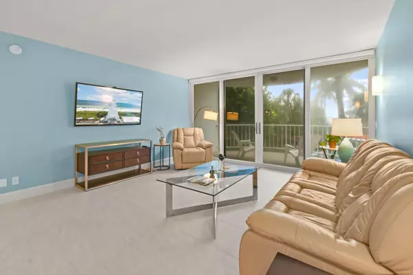 Palm Beach, FL 33480,2295 S Ocean BLVD 215
