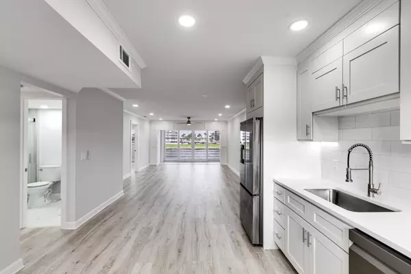 North Palm Beach, FL 33408,28 Yacht Club DR 207