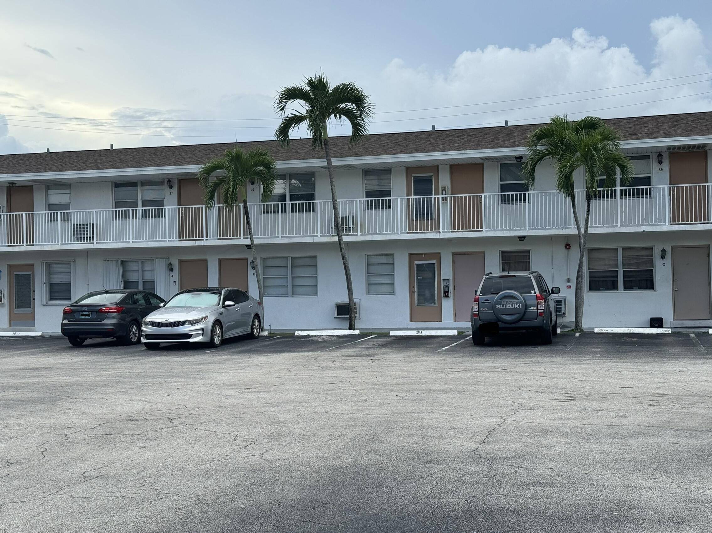 Lake Park, FL 33403,810 Lake Shore DR 37