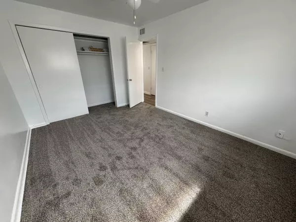 Lake Park, FL 33403,810 Lake Shore DR 37