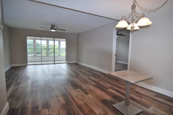 Palm Springs, FL 33461,729 Lori DR 305