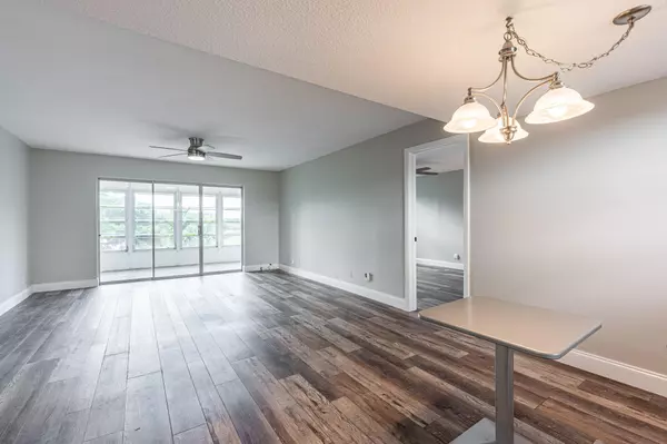 Palm Springs, FL 33461,729 Lori DR 305