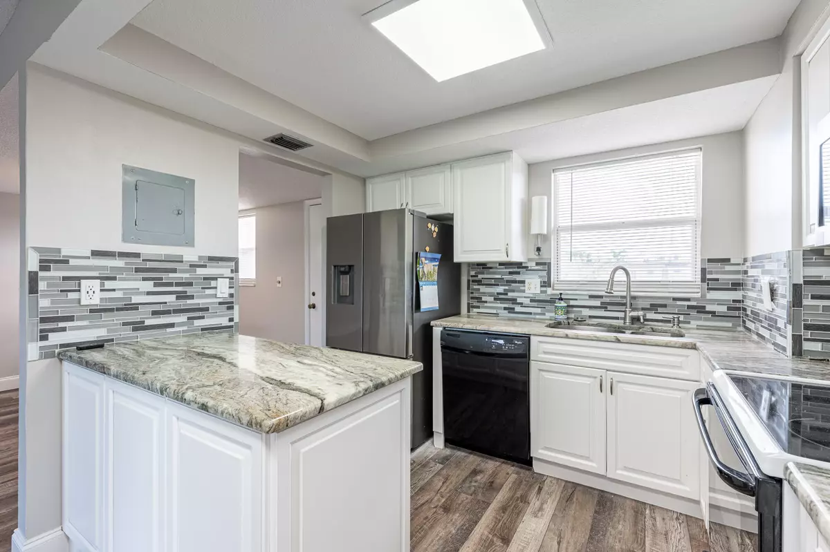 Palm Springs, FL 33461,729 Lori DR 305