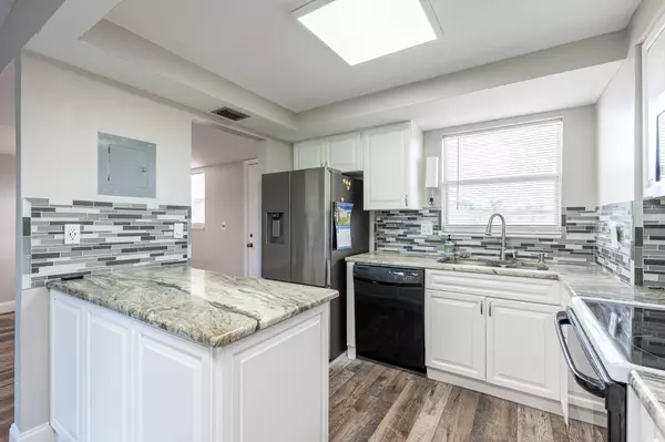 729 Lori DR 305, Palm Springs, FL 33461