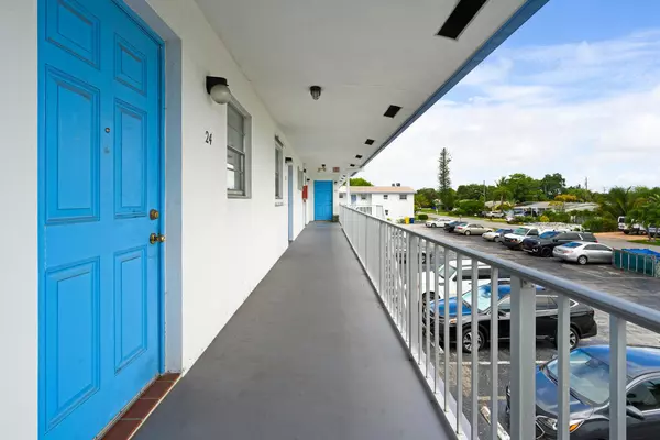 Lantana, FL 33462,410 W Palm ST 24