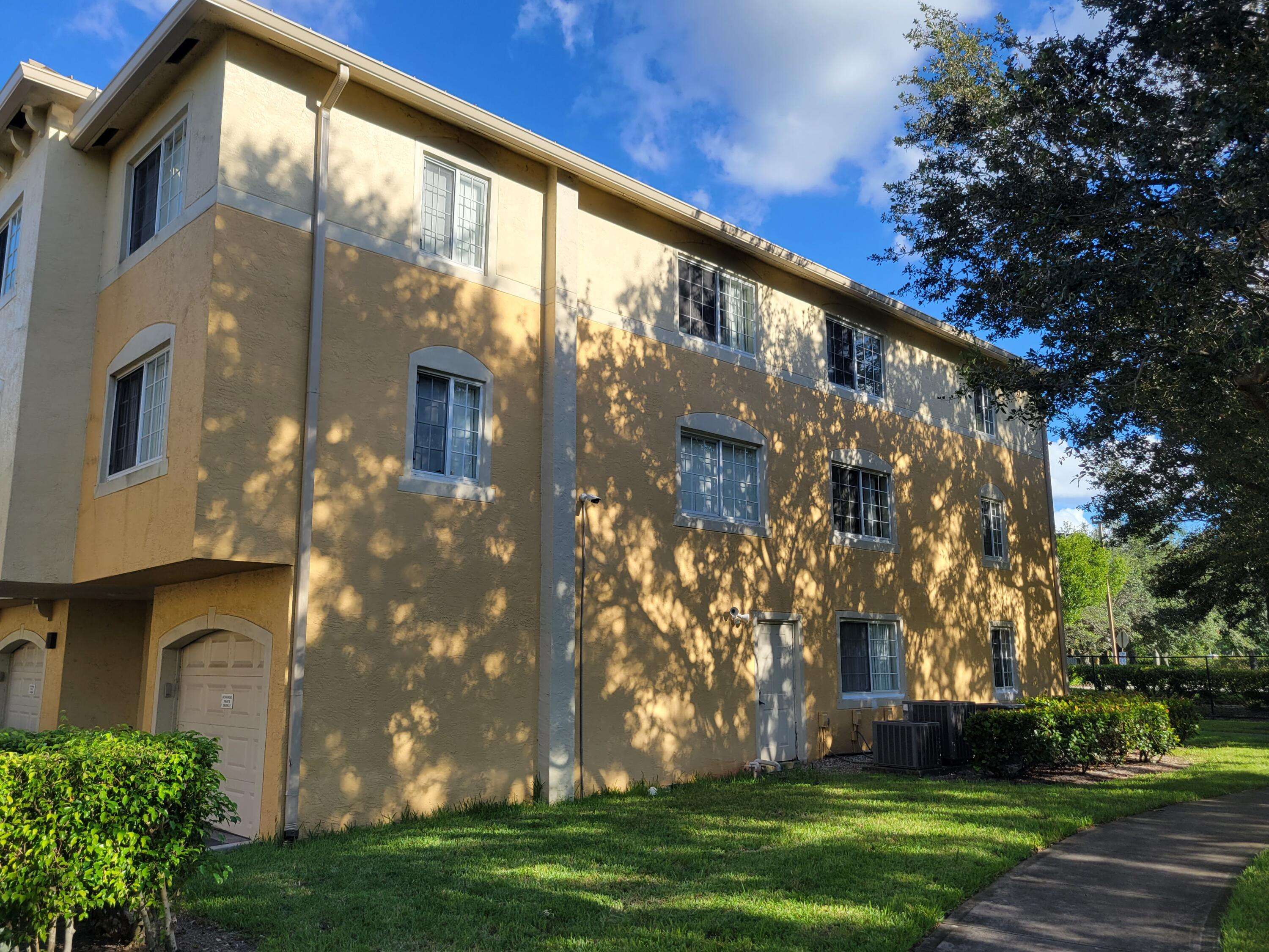 1400 S Crestwood CT 1409, Royal Palm Beach, FL 33411