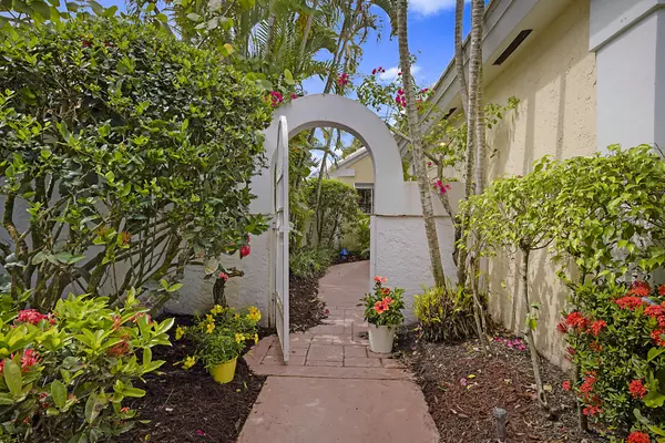 West Palm Beach, FL 33411,9358 Heathridge DR