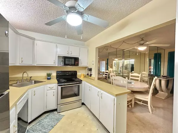 Greenacres, FL 33463,141 Lake Pine CIR A-2