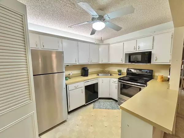 Greenacres, FL 33463,141 Lake Pine CIR A-2