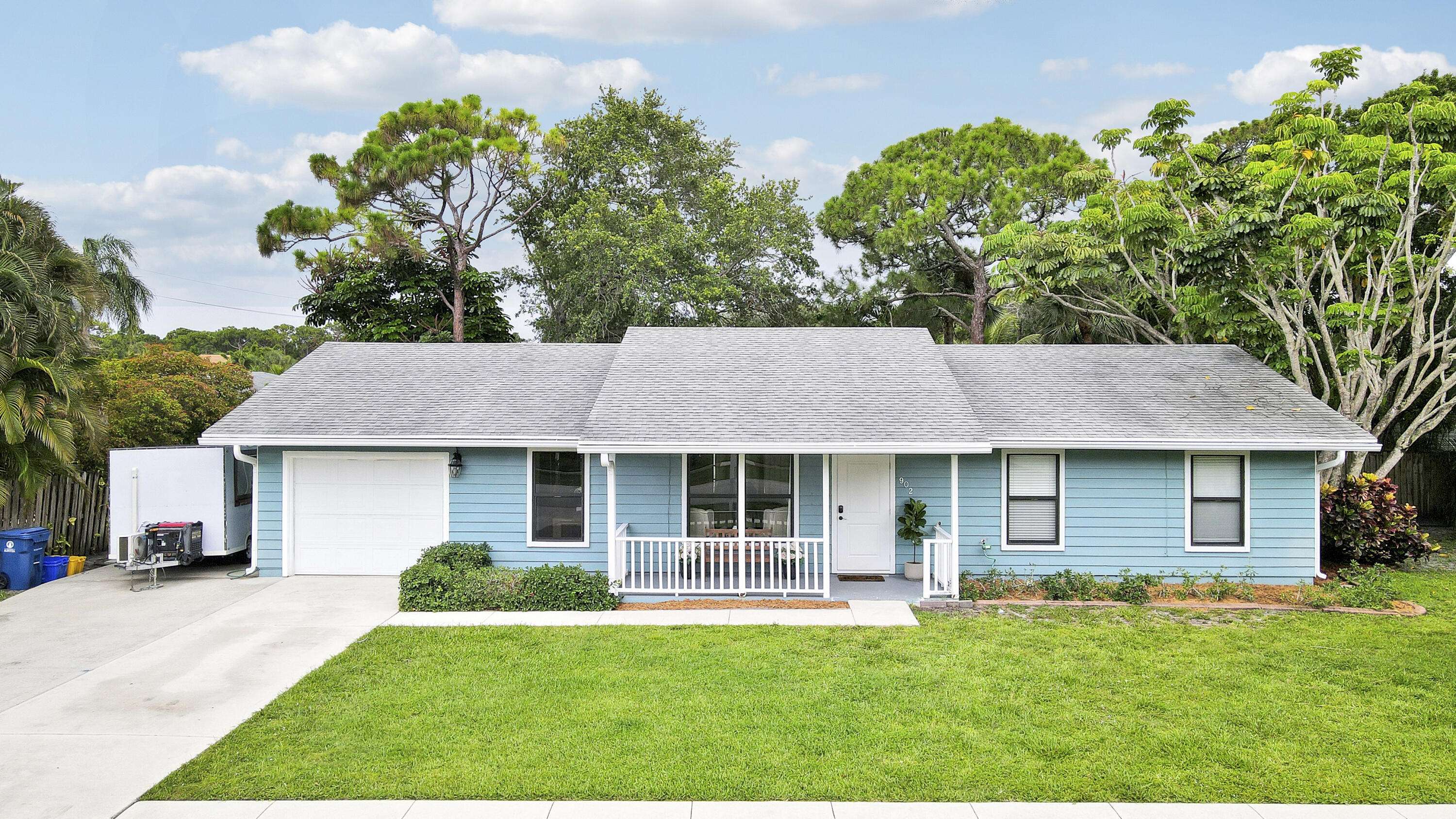 902 Oak CIR, Jupiter, FL 33458