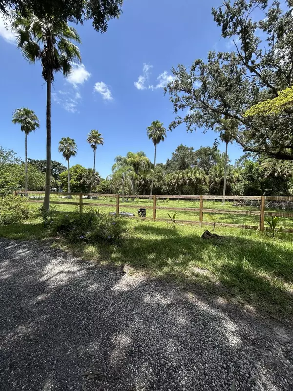 Loxahatchee Groves, FL 33470,3208 A RD