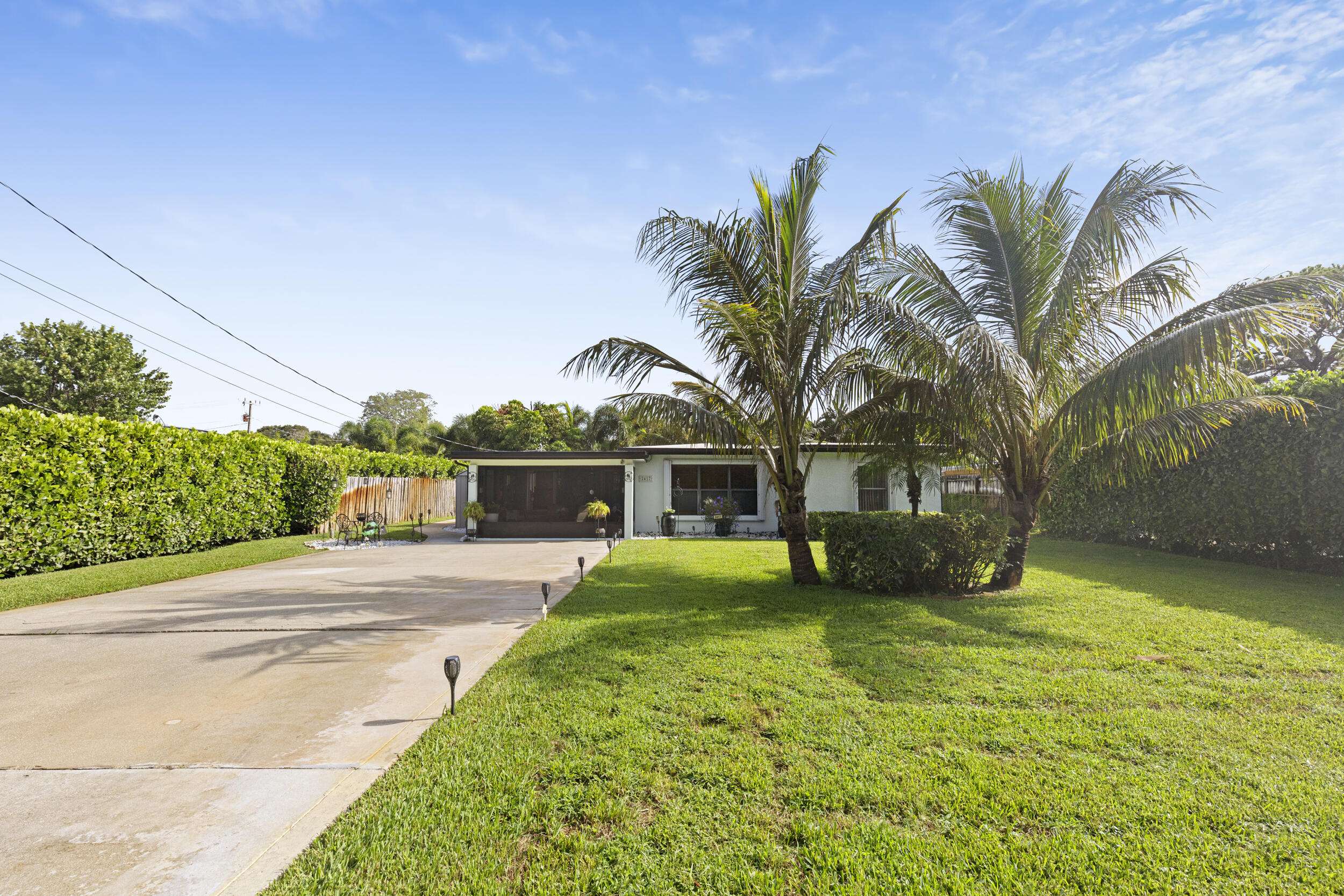 2417 Country Oaks LN, Palm Beach Gardens, FL 33410