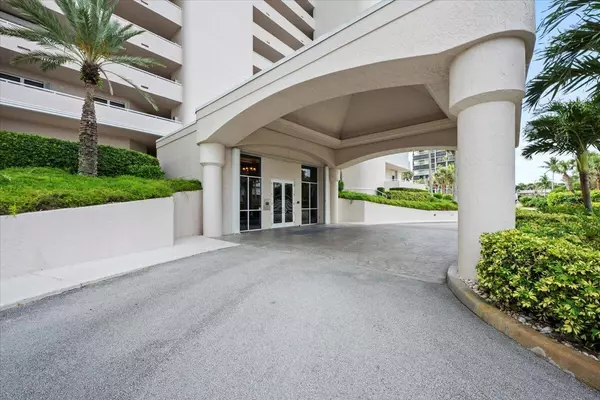 Hutchinson Island, FL 34949,5051 N Highway A1a Ph 3-4