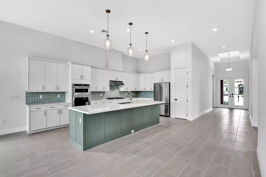 182 SE Calmo CIR, Port Saint Lucie, FL 34984