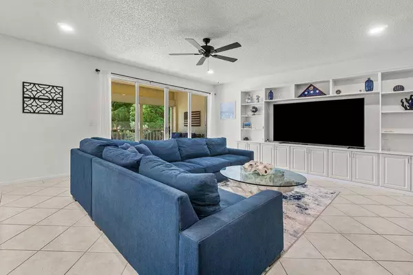 Hypoluxo, FL 33462,103 Half Moon CIR E2