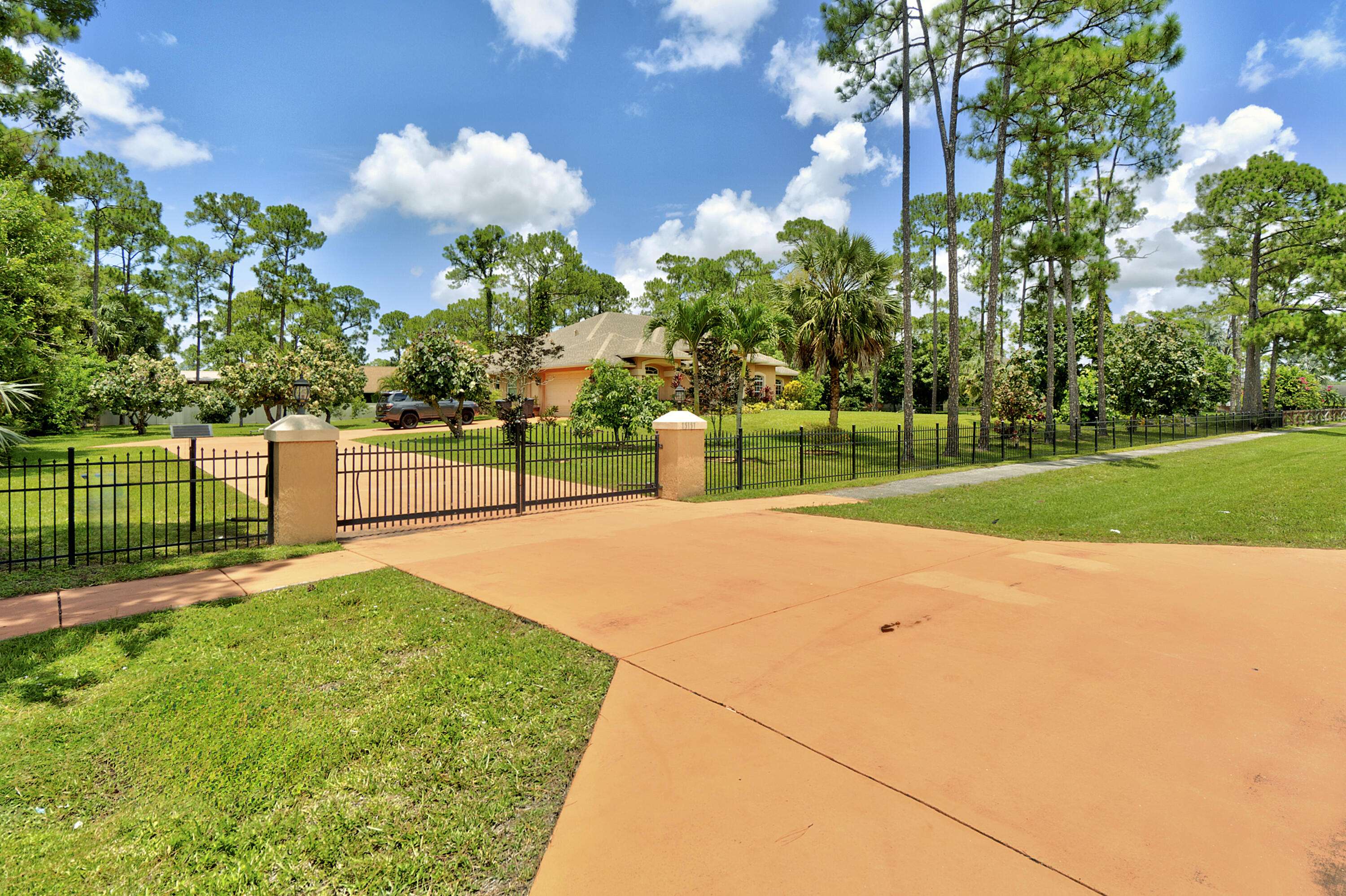 Loxahatchee, FL 33470,15157 Temple BLVD