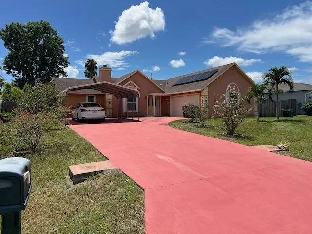 822 SW Carmelite ST, Port Saint Lucie, FL 34983