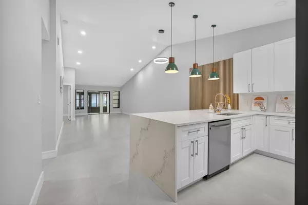 Boynton Beach, FL 33437,10924 Roebelini Palm CT Apt A