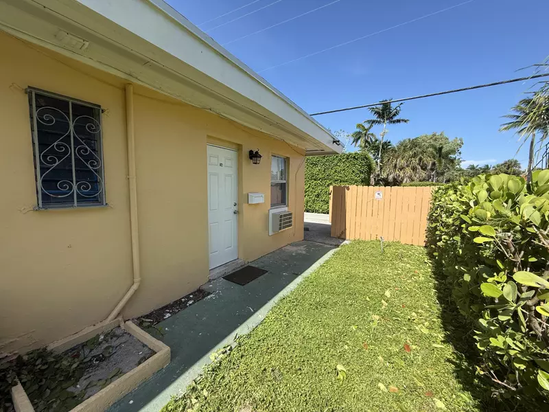 3300 Broadway AVE 16, West Palm Beach, FL 33407