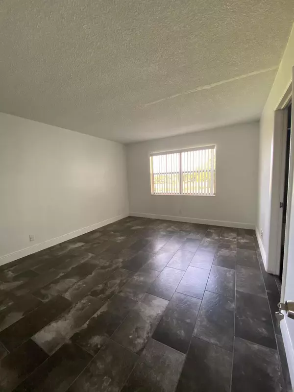 Boca Raton, FL 33428,9355 SW 8th ST 305