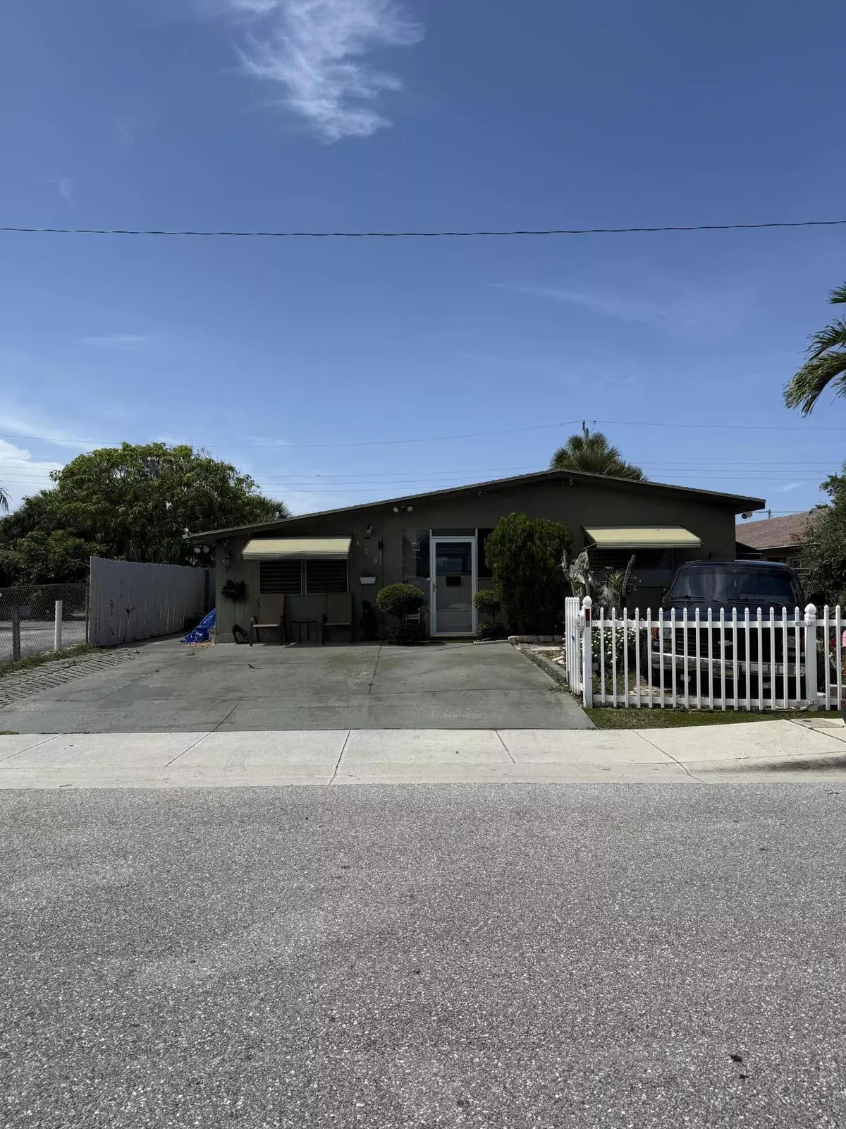 Riviera Beach, FL 33404,950 W 36th ST