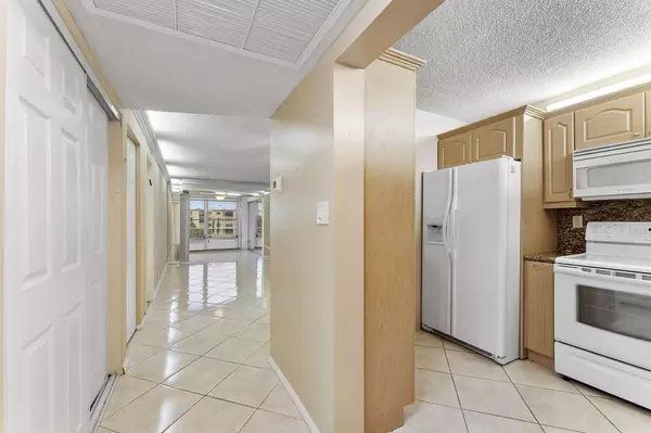 Boca Raton, FL 33428,9440 SW 8th ST 318