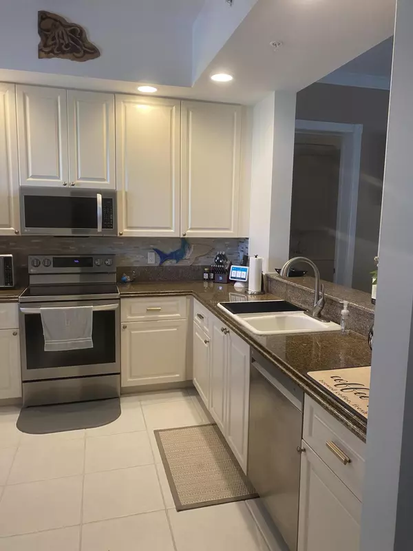 Fort Pierce, FL 34949,18 W Harbour Isle DR 102